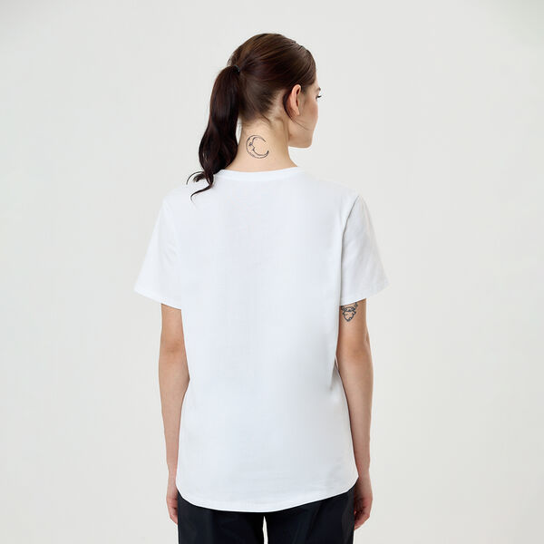 Remera Urbana Nike Club Essentials Mujer