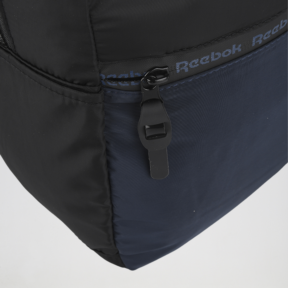 Mochila Reebok Nylon Tiras Ajustables con Bolsillos,  image number null