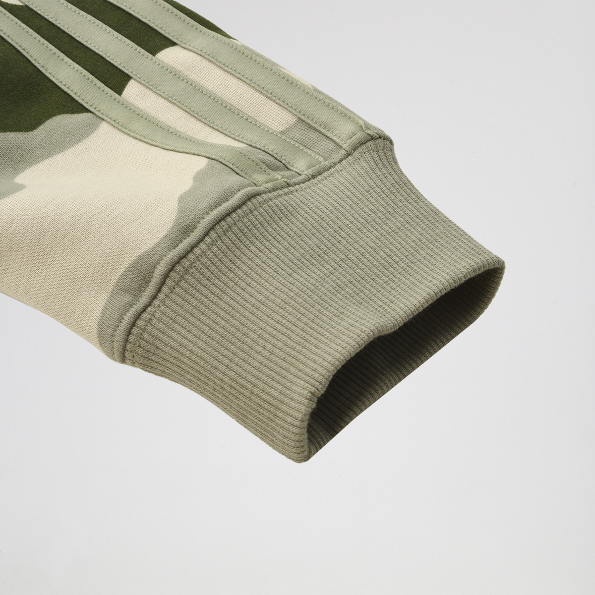 Buzo adidas Essentials 3 Tiras Camo Mujer,  image number null