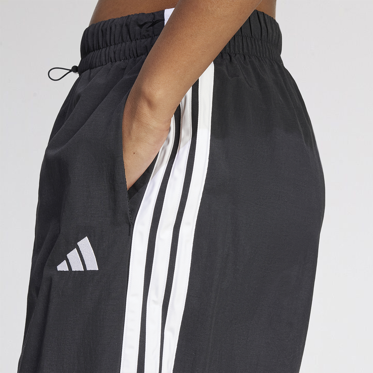 Pantal&oacute;n adidas Essentials Parachute 3 Tiras Mujer,  image number null