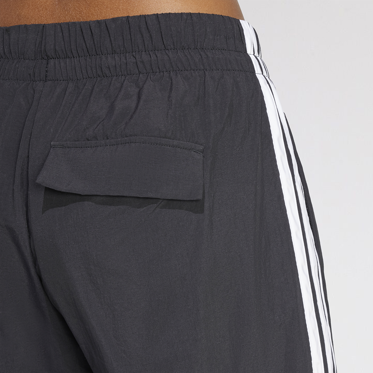 Pantal&oacute;n adidas Essentials Parachute 3 Tiras Mujer,  image number null