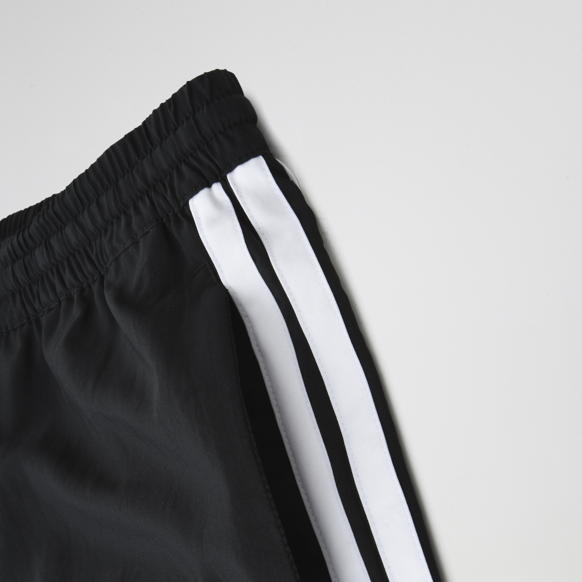Short adidas Essentials Chelsea 3 Tiras Hombre,  image number null