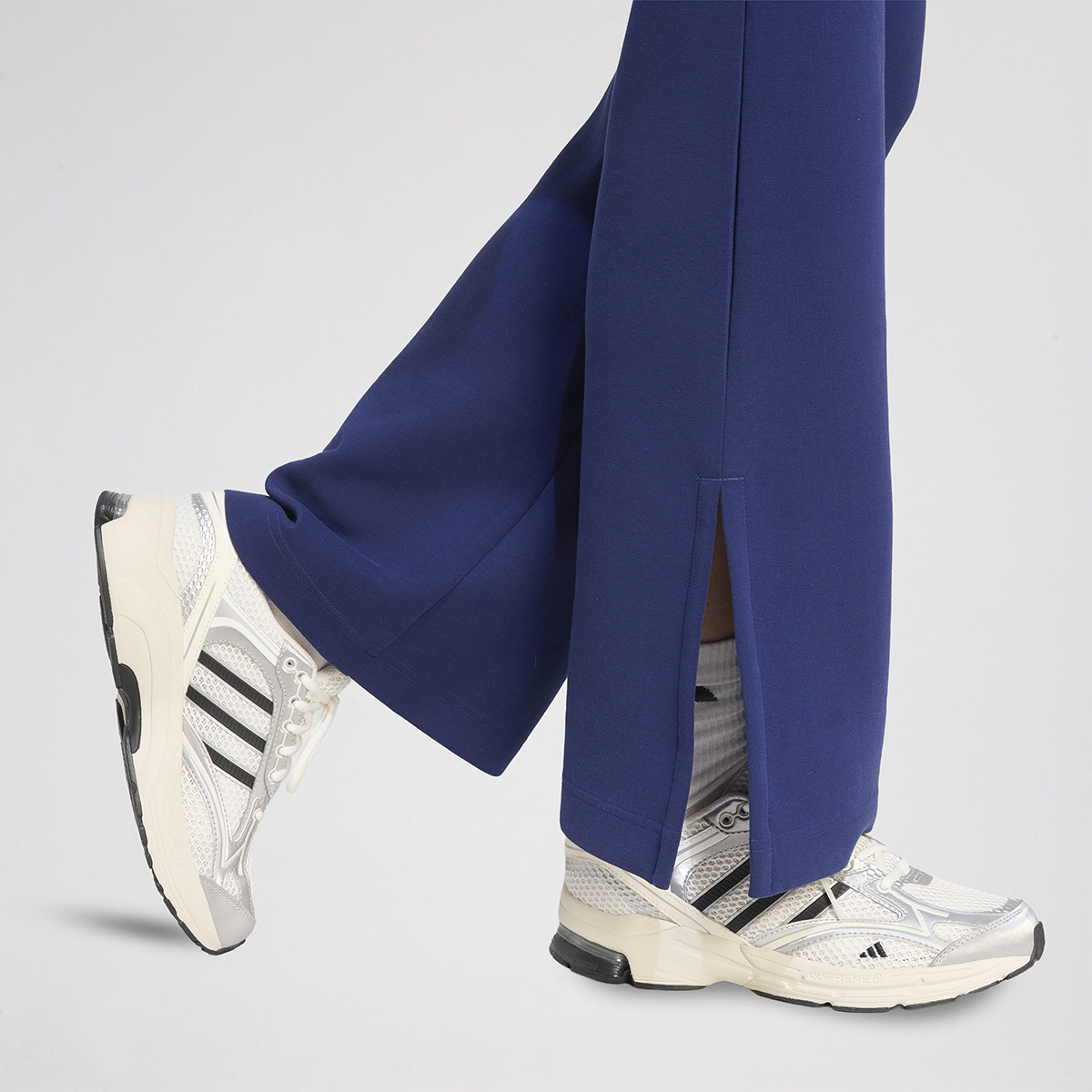 Pantal&oacute;n adidas Soft Lux Flared Mujer,  image number null